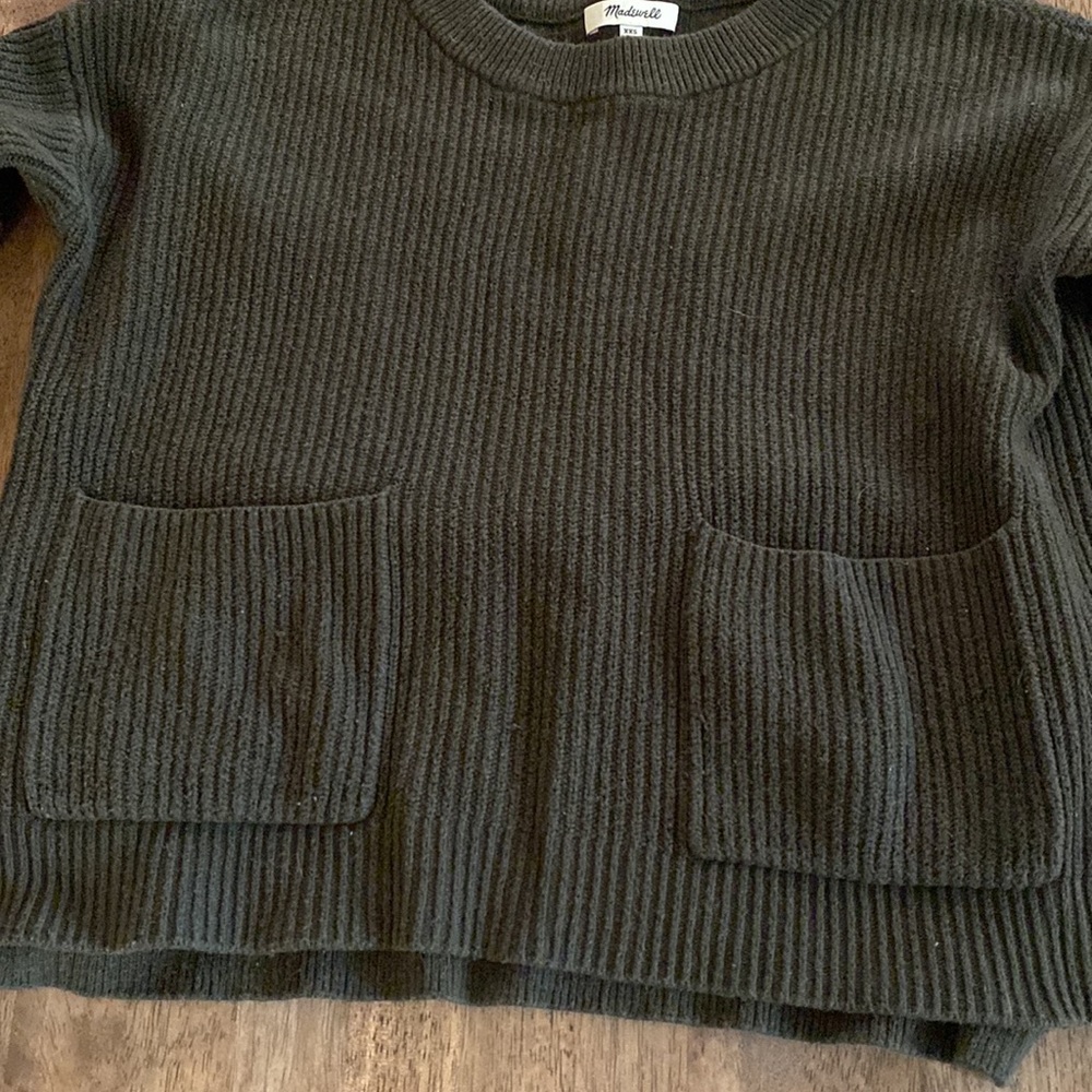Madewell adorable short sweater with great pockets in front. - Picture 9 of 11